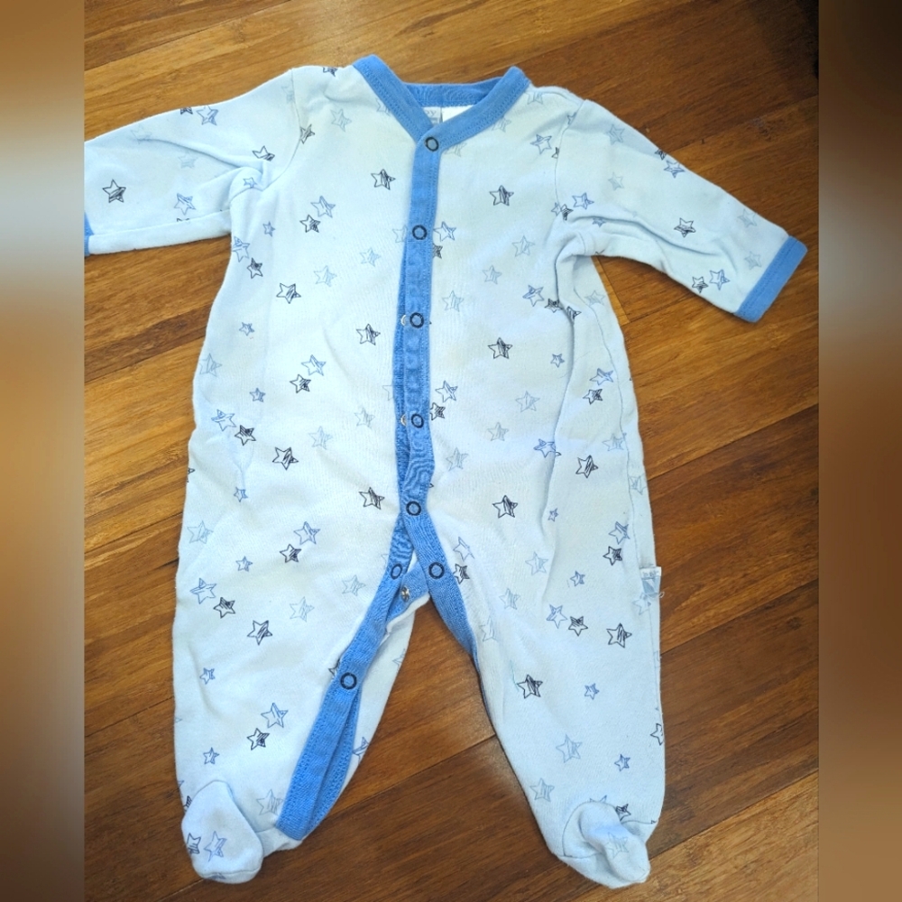 6/$22. ⭐Baby V sleeper. Blue stars with buttons. 3-6 months.